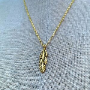 NWT Sterling Silver Plated Chain & Alloy Feather Charm Necklace